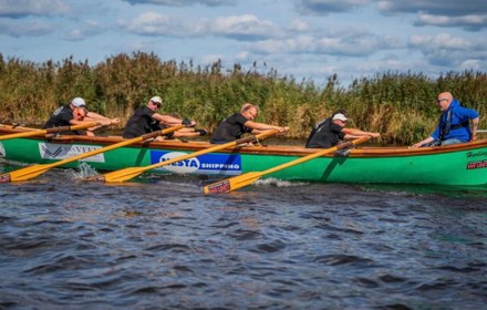 Okke Hel roeit Zwarte water race