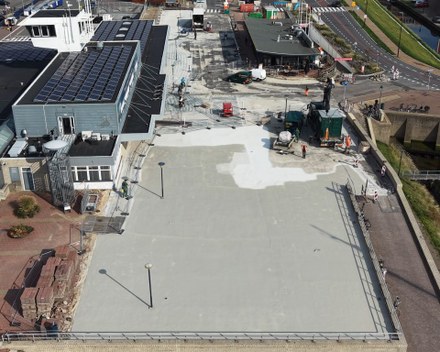 Parkeerdek Waddenpromenade krijgt beschermende laag