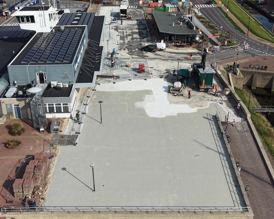 Parkeerdek Waddenpromenade krijgt beschermende laag
