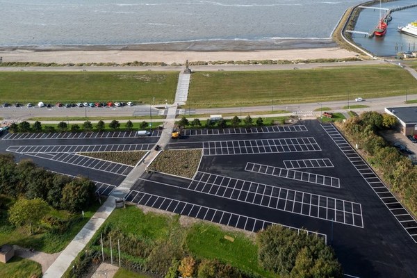 Parkeerterrein Westerzeedijk weer open na grote opknapbeurt