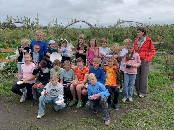 Pilot soeples: kinderen uit Waadhoeke en Súdwest-Fryslân koken op Schooltuin PlukWad