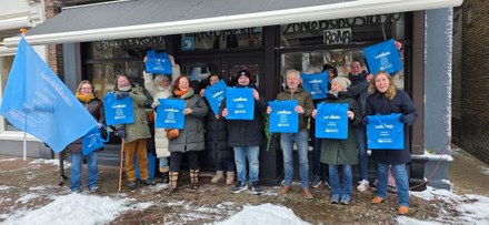 Prijswinnaars WINter aan Zee Lotenactie verrast met warme chocolademelk