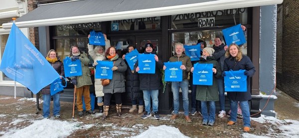 Prijswinnaars WINter aan Zee Lotenactie verrast met warme chocolademelk