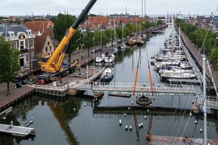 Raadhuisbrug weer op z’n plek – in nieuwe kleuren