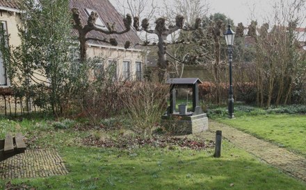 Raadsleden met een gids door Harlingen