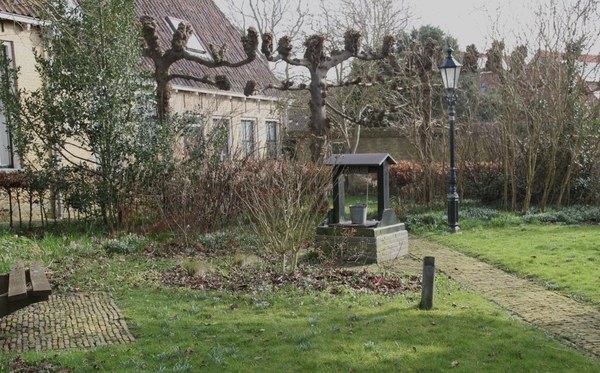 Raadsleden met een gids door Harlingen