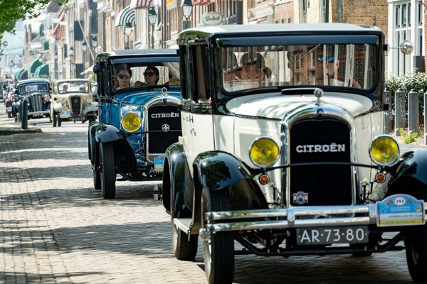 Rijdend museum trekt door Harlingen tijdens 37e Elfsteden Oldtimerrally