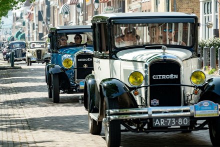 Rijdend museum trekt door Harlingen tijdens 37e Elfsteden Oldtimerrally