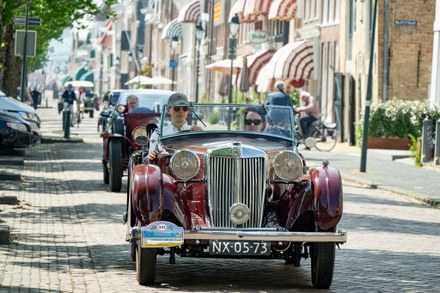 Rijdend museum trekt zaterdag door Harlingen tijdens 38ste Elfsteden Oldtimer Rally