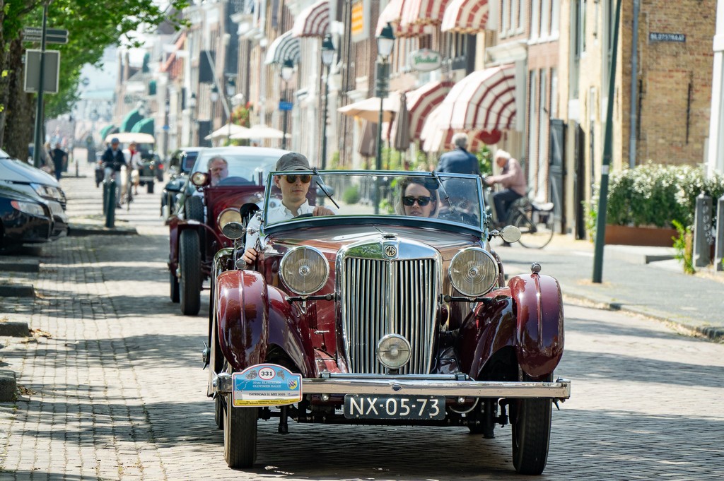 Rijdend museum trekt zaterdag door Harlingen tijdens 38ste Elfsteden Oldtimer Rally