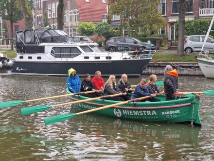 Roeiclinic Okke Hel – Regen houdt deze dames niet tegen!