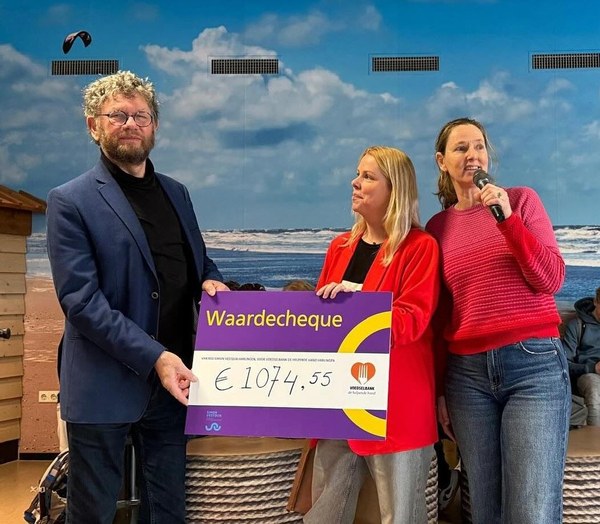 RSG Simon Vestdijk overhandigt cheque aan Voedselbank