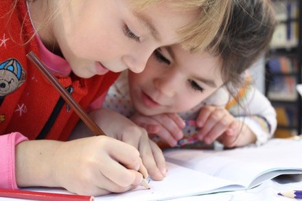 Schoolspullenpas helpt gezinnen met geldzorgen: Vraag 'm nu aan!