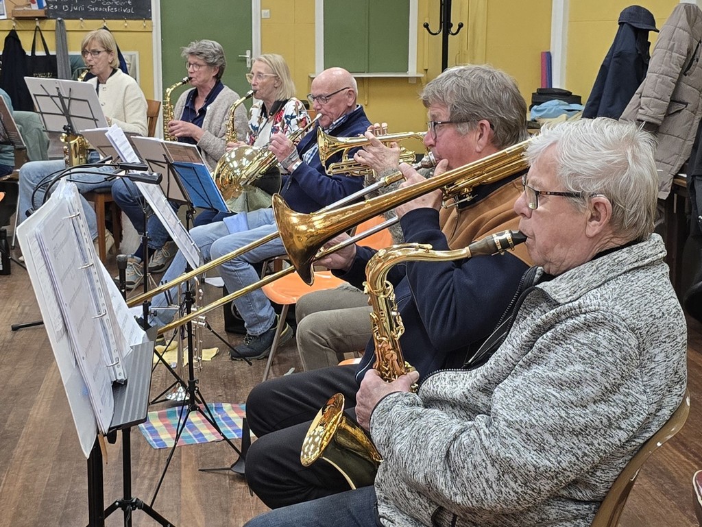 Seewyn Mienskipsorkest treedt op tijdens Straatfestival Harlingen