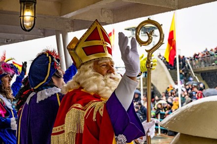 Sinterklaas aangekomen in Harlingen met Pakjesboot 0517