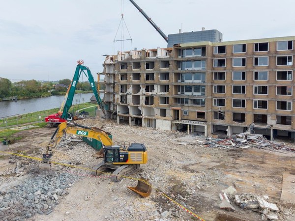 Sloop hoge toren Almenum in volle gang