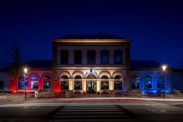 Station Harlingen kleurt rood-wit-blauw tijdens viering 80 jaar Vrijheid