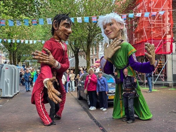 Straatfestival Harlingen trotseert wind en verovert harten