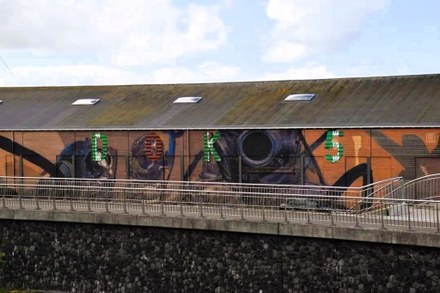 Streetart kunstwerk in Harlingen 'verminkt' met letters DOK5