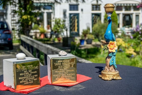 Struikelstenen voor Sara en Leonard Goldsmid gelegd