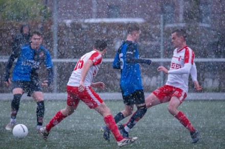 Veel sneeuwval, doelpunten en de koploper te sterk