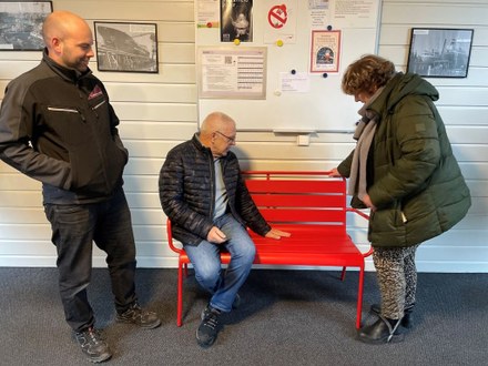 Veilig én gezellig: nieuwe zitbankjes in de woongebouwen