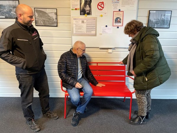 Veilig én gezellig: nieuwe zitbankjes in de woongebouwen