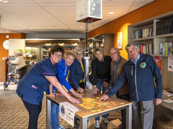 Vrienden en Lions schenken mobiele tovertafel aan De Spiker