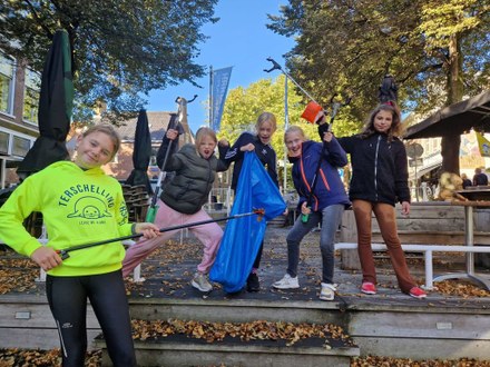 Vrijwilligers in actie tegen zwerfafval tijdens start Skjin Wetter Week