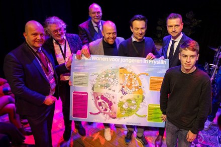 Wethouders Friese gemeenten ontvangen manifest wonen voor jongeren