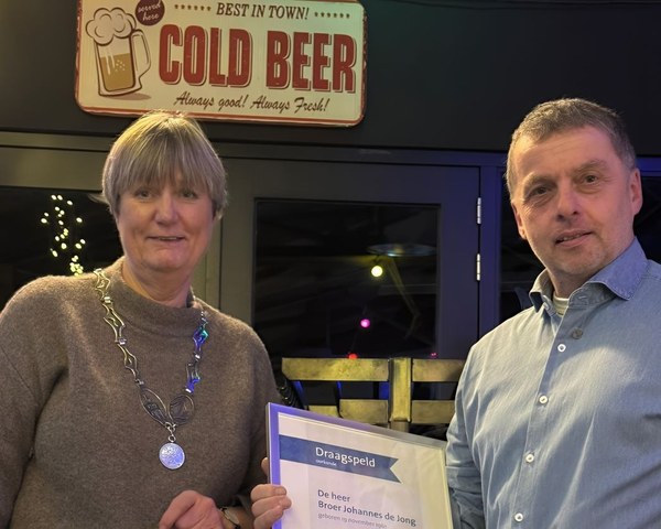 Wijkagent Broer de Jong neemt afscheid van Harlingen en ontvangt gemeentelijke draagspeld