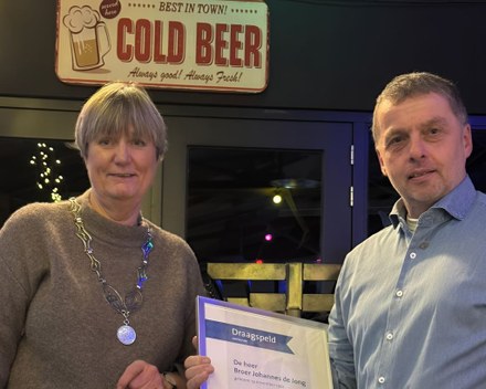 Wijkagent Broer de Jong neemt afscheid van Harlingen en ontvangt gemeentelijke draagspeld