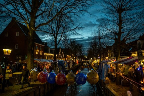 Winterse gezelligheid rondom de Zoutsloot tijdens Zoutsloter Kerstmarkt