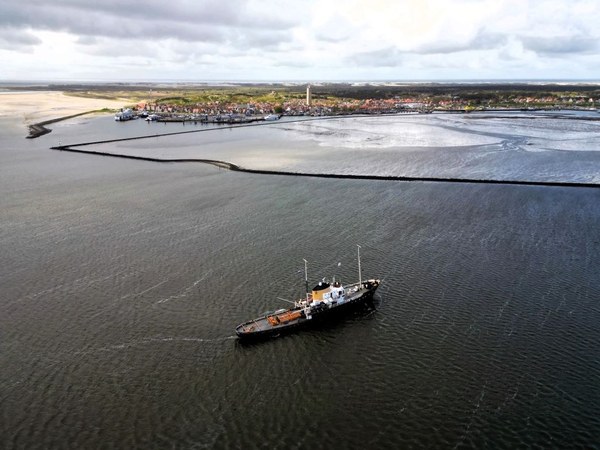 Zeesleepboot Holland viert 75 jaar, maar mag haar eigen thuishaven Terschelling niet aandoen