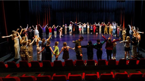 Zes eindvoorstellingen van Het Achterland trekken volle zaal in De Koornbeurs
