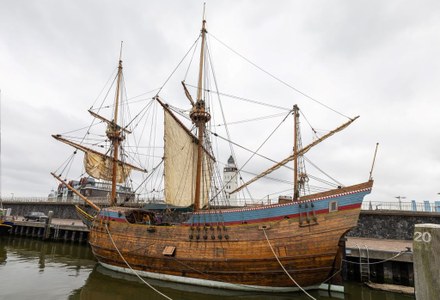 Zestiende eeuwse koopvaarder de Witte Swaen op eerste proefvaart vanaf Terschelling