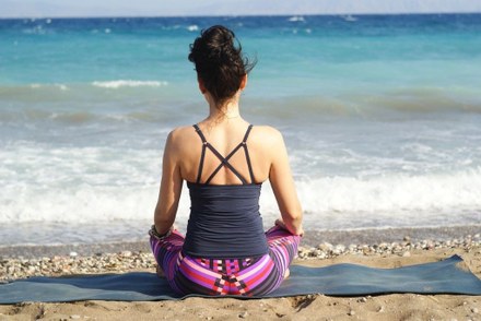 Zomerse yoga op het strand en in de stadstuin van Harlingen